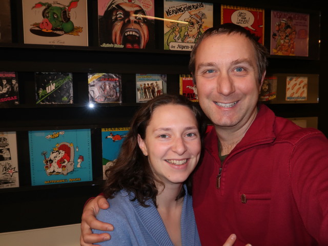 Sabine und ich in der Sonderausstellung 'Thomas Spitzer' im Karikaturmuseum