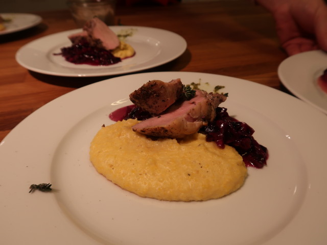 Mit Aromen geräuchertes Schweinsfilet, cremige Polenta, Rotkraut-Chutney, Cranberrys