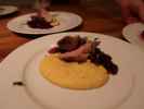 Mit Aromen geräuchertes Schweinsfilet, cremige Polenta, Rotkraut-Chutney, Cranberrys