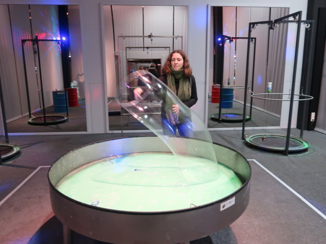 oekopark: Sabine in der Ausstellung &#039;Experimentarium&#039;