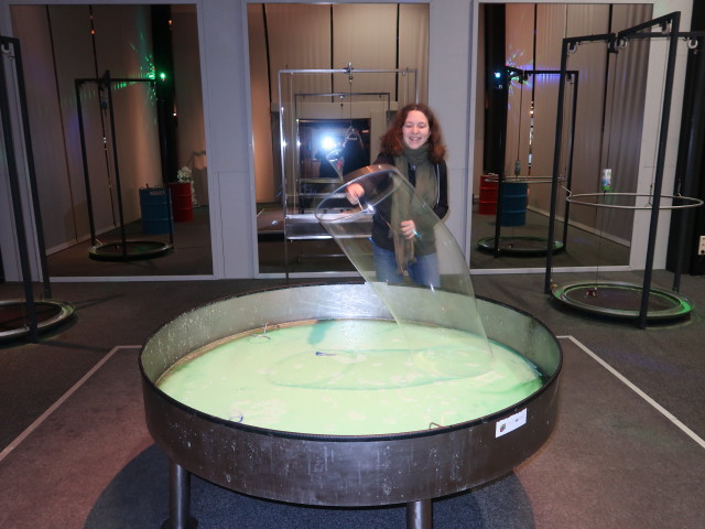 oekopark: Sabine in der Ausstellung &#039;Experimentarium&#039;