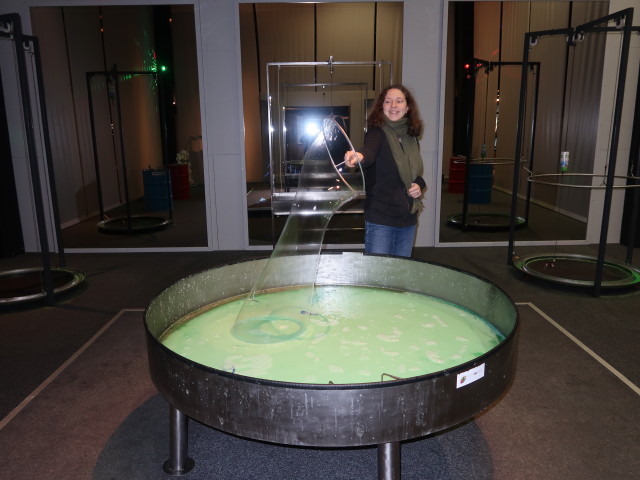 oekopark: Sabine in der Ausstellung &#039;Experimentarium&#039;