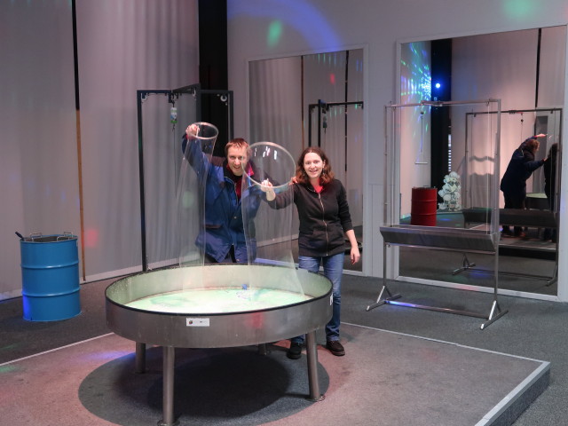 oekopark: Ich und Sabine in der Ausstellung &#039;Experimentarium&#039;