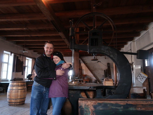 Sabine und ich in der Werkstatt des Fassbindereimuseums