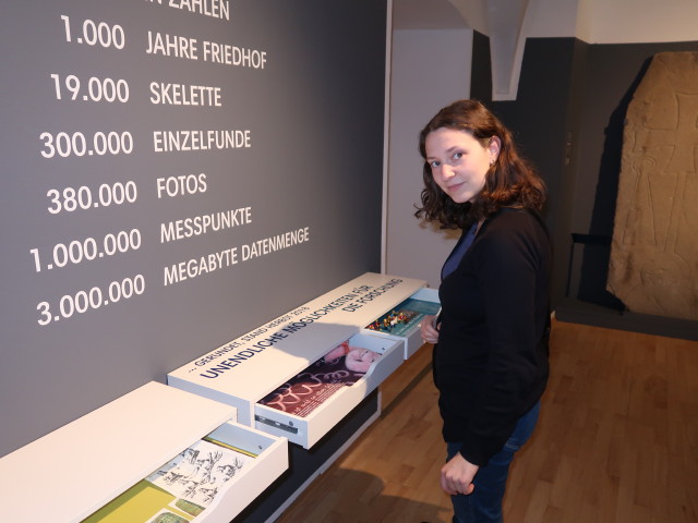 Sabine in der Sonderausstellung 'Verstorben, begraben und vergessen? St. Pöltner Friedhöfe erzählen.'