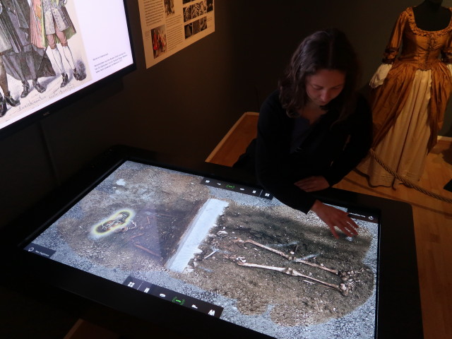 Sabine in der Sonderausstellung 'Verstorben, begraben und vergessen? St. Pöltner Friedhöfe erzählen.'