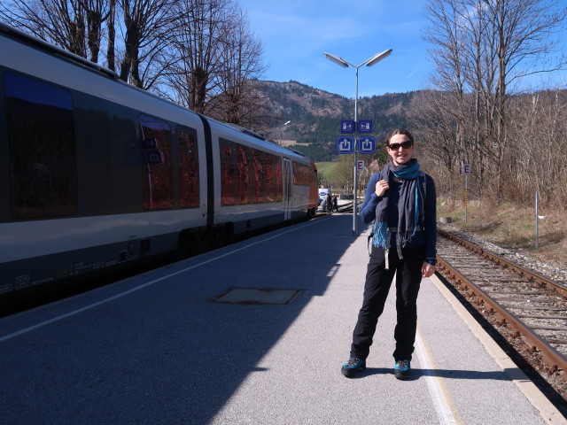 Sabine im Bahnhof Grünbach am Schneeberg, 557 m
