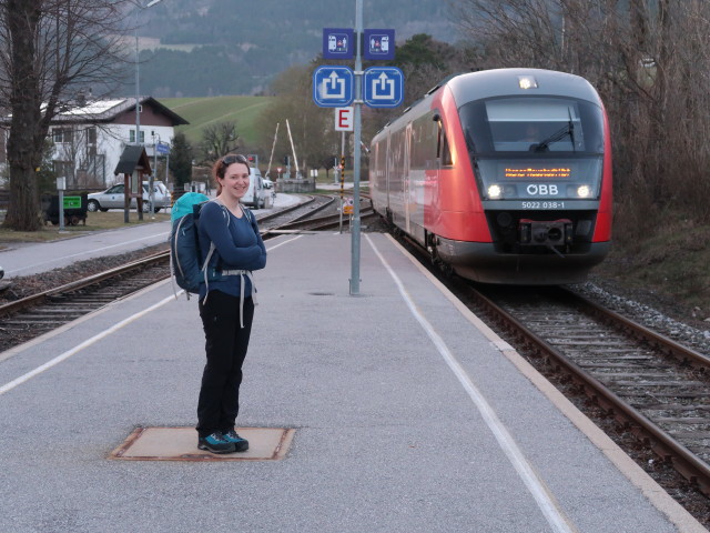 Sabine im Bahnhof Grünbach am Schneeberg, 557 m