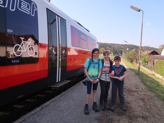 Anja Liv, Katja Lin und Tim im Bahnhof Glei&szlig;enfeld, 360 m