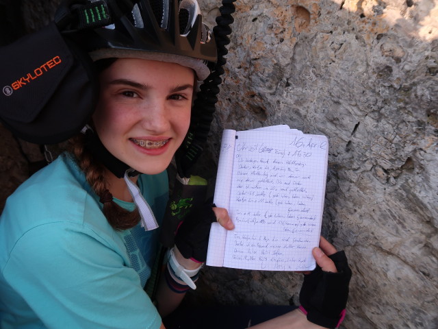 Pittentaler Klettersteig: Anja Liv beim Steigbuch