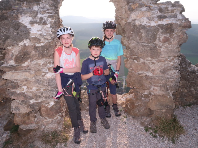 Katja Lin, Tim und Anja Liv in der Ruine T&uuml;rkensturz