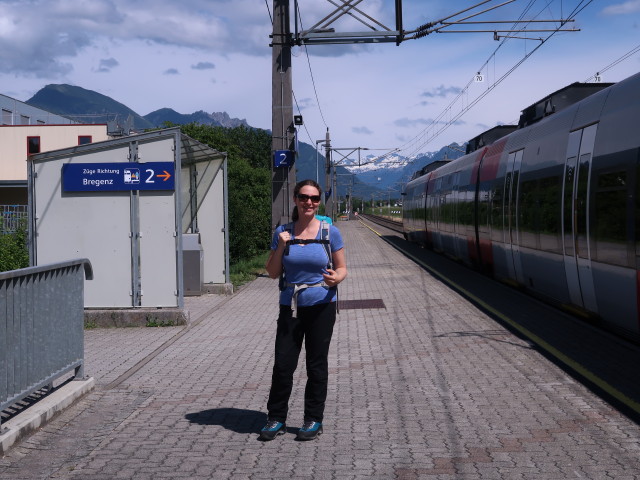 Sabine im Bahnhof Schlins-Beschling (22. Juni)