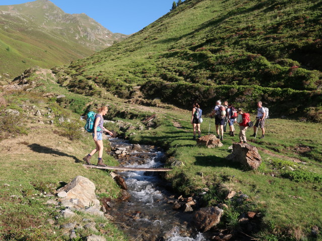 Evelyn, Ursa, Josef, Philipp, Ulrike, Gabriele und Erich zwischen Gampenkaser und Brunnalm