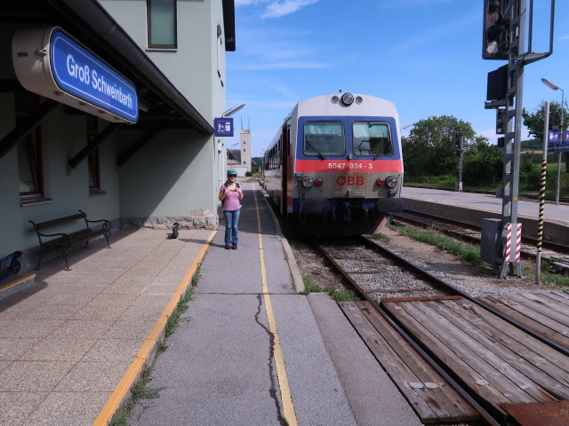 Sabine im Bahnhof Groß Schweinbarth