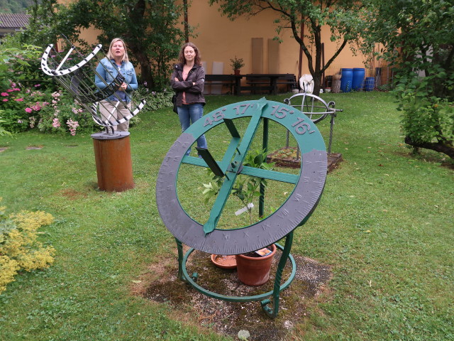 Sabine in der Sonnenuhren-Ausstellung Jindra in Weiten (13. Juli)