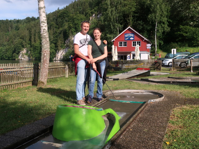 Ich und Sabine am Miniaturgolfplatz Krumau am Kamp (14. Juli)