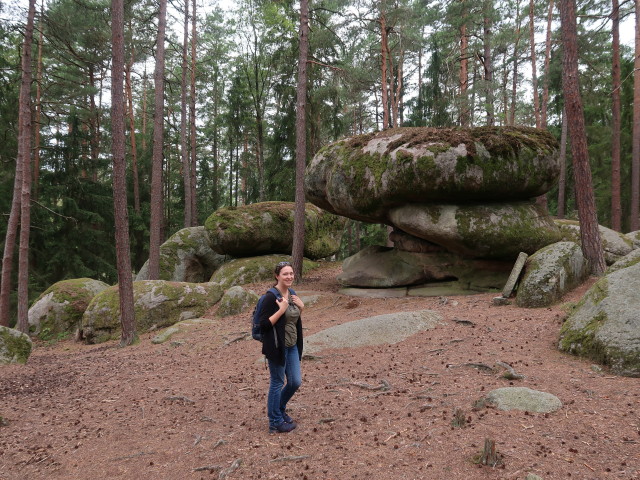 Sabine beim Pilzstein