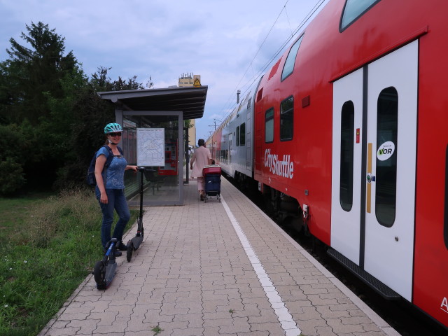 Sabine im Bahnhof Wagram-Grafenegg