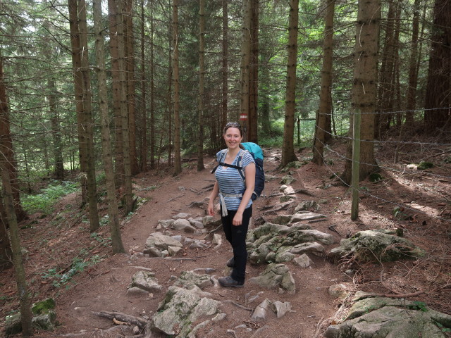 Sabine am Weg 746 zwischen Gasthof Steirischer Jokl und Gasthof Zum Guten Hirten