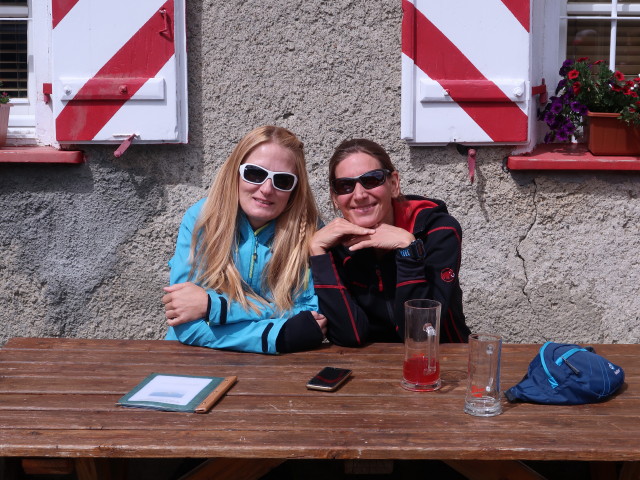 Evelyn und Bernadette im Hochjoch-Hospiz, 2.412 m (17. Aug.)