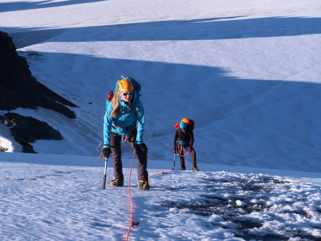 Evelyn und Bernadette zwischen Oberem Guslarjoch und Fluchtkogel (18. Aug.)