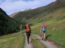 Bernadette und Evelyn am Weg 902 zwischen Rofen und Materialseilbahn Vernagthütte (17. Aug.)