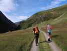 Bernadette und Evelyn am Weg 902 zwischen Rofen und Materialseilbahn Vernagthütte (17. Aug.)