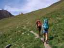 Bernadette und Evelyn am Weg 902 zwischen Vernagtbach und Hochjoch-Hospiz (17. Aug.)