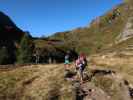 Ursa und Gudrun am Weg 131 zwischen Alpeiner Alm und Franz-Senn-Hütte (21. Sep.)