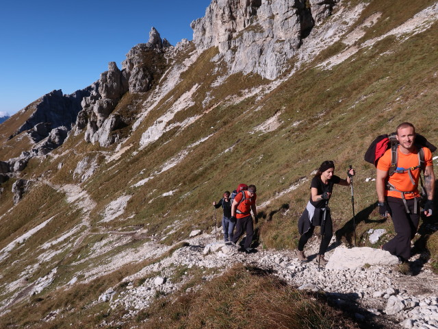 Birgit, Thomas, Evelin und David zwischen Altipiano del Montasio und Forca dei Disteis (12. Okt.)