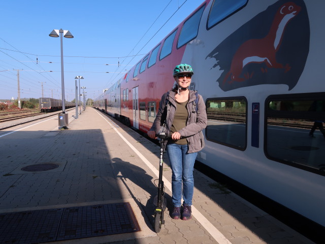 Sabine im Bahnhof Angern an der March