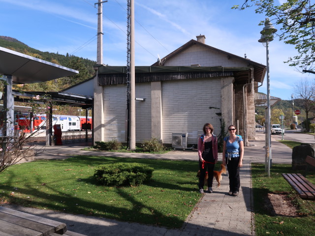 Hannelore und Sabine beim Bahnhof Payerbach-Reichenau, 493 m