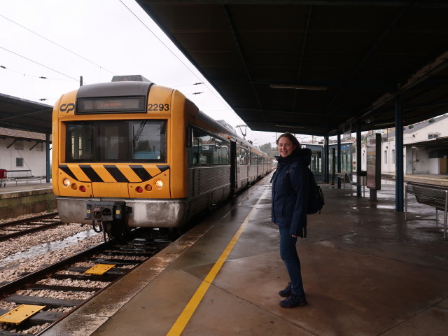 Sabine in der Estacao Ferroviária de Coimbra-B (17. Nov.)