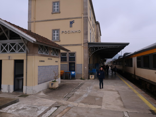 Sabine in der Estacao Ferroviária do Pocinho (19. Nov.)