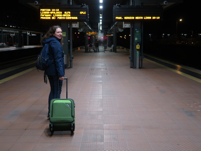 Sabine in der Estacao Ferroviária de Aveiro (20. Nov.)