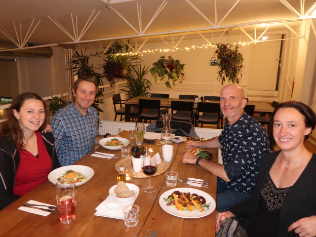 Sabine, ich, Herbert und Carmen im Lokal im Hof