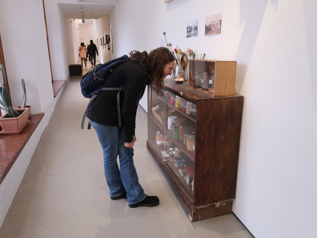 Sabine in der Sonderausstellung 'Johanna Kandl'