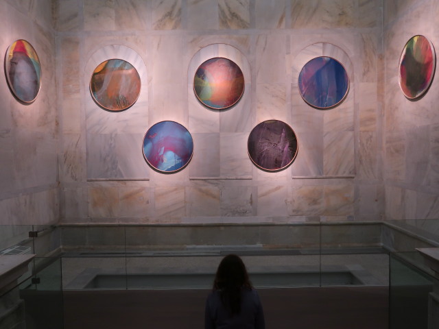 Sabine in der Ausstellung 'Revue' im Arnulf-Rainer-Museum