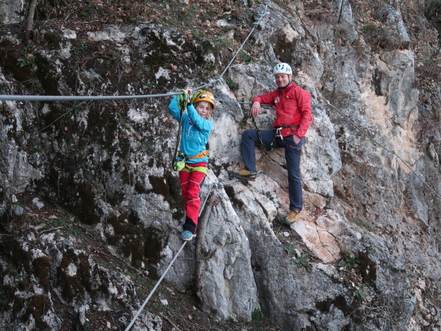 Bergkraxlerwand-Klettersteig: Antonia auf der Seilbrücke