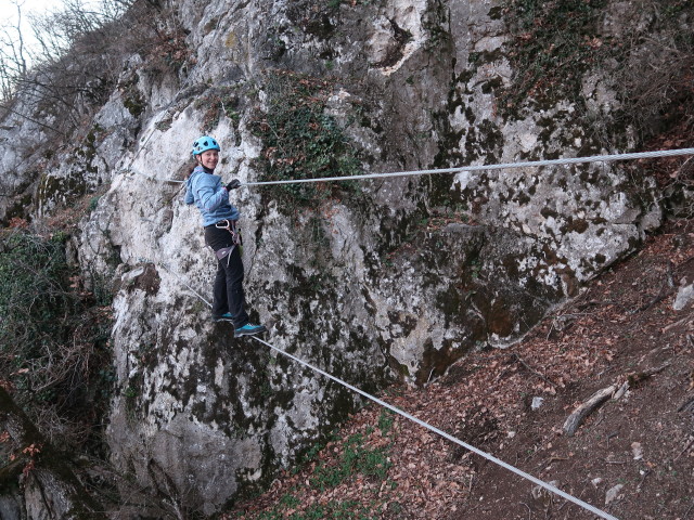 Bergkraxlerwand-Klettersteig: Sabine auf der Seilbrücke