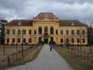 Mama beim Schloss Eckartsau