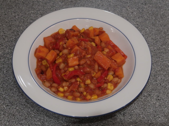 S&uuml;&szlig;kartoffel-Eintopf mit Bohnen, Paprika und Mais (25. Apr.)