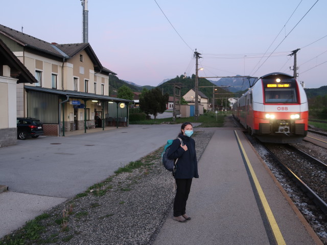 Sabine im Bahnhof Micheldorf