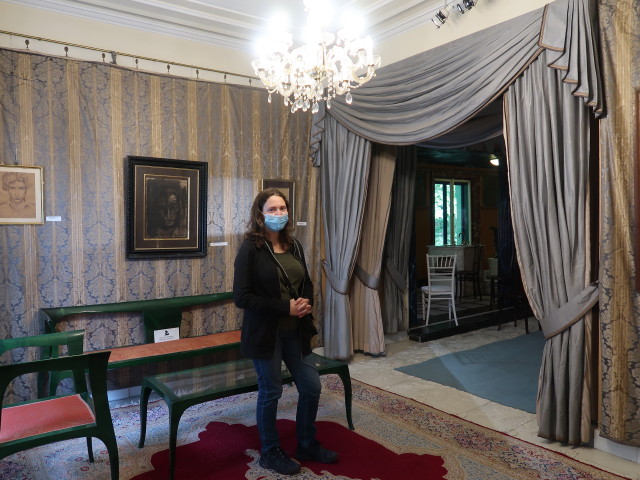 Sabine in der kleinen Galerie