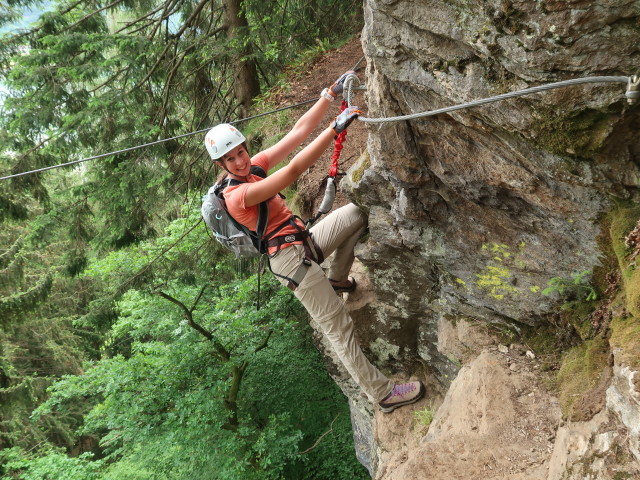 Peterlesteig: Larissa vor der Seilbrücke