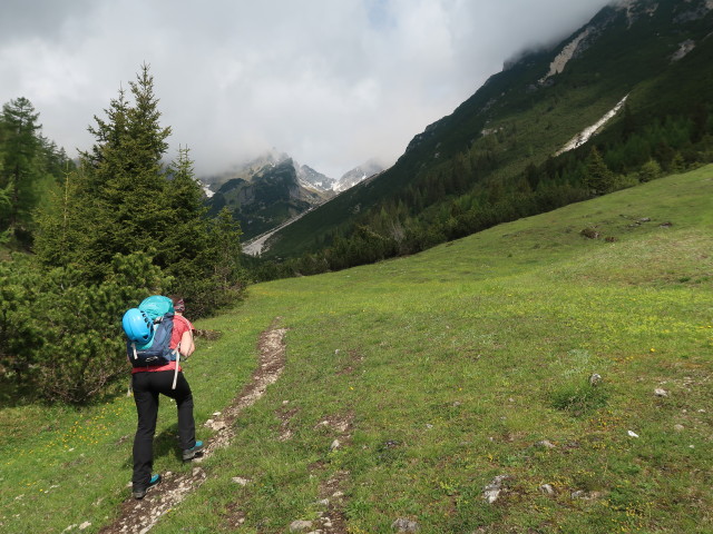 Sabine zwischen Latschenhütte und Muttekopfhütte