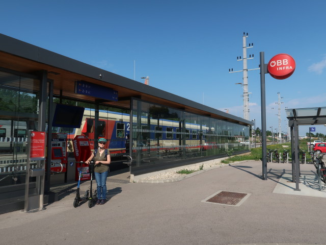 Sabine im Bahnhof Marchegg