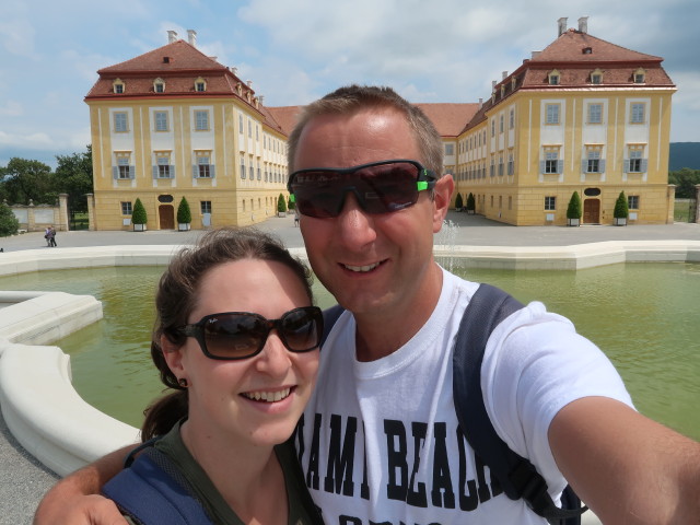 Schloss Hof: Sabine und ich beim Neptunbrunnen
