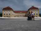 Schloss Hof: Sabine und ich beim Neptunbrunnen