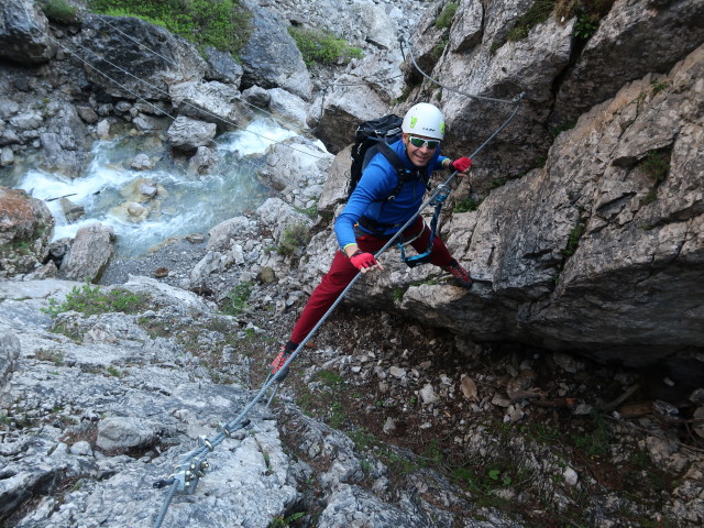 Klettersteig 'Verborgene Welt': Roland zwischen 1. und 2. Seilbrücke